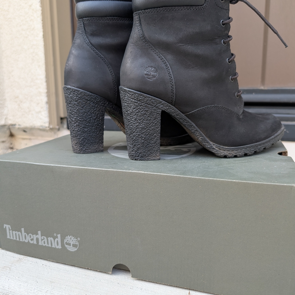 Timberland Black Heeled Boots with Modern Silhouette - Picture 4 of 7